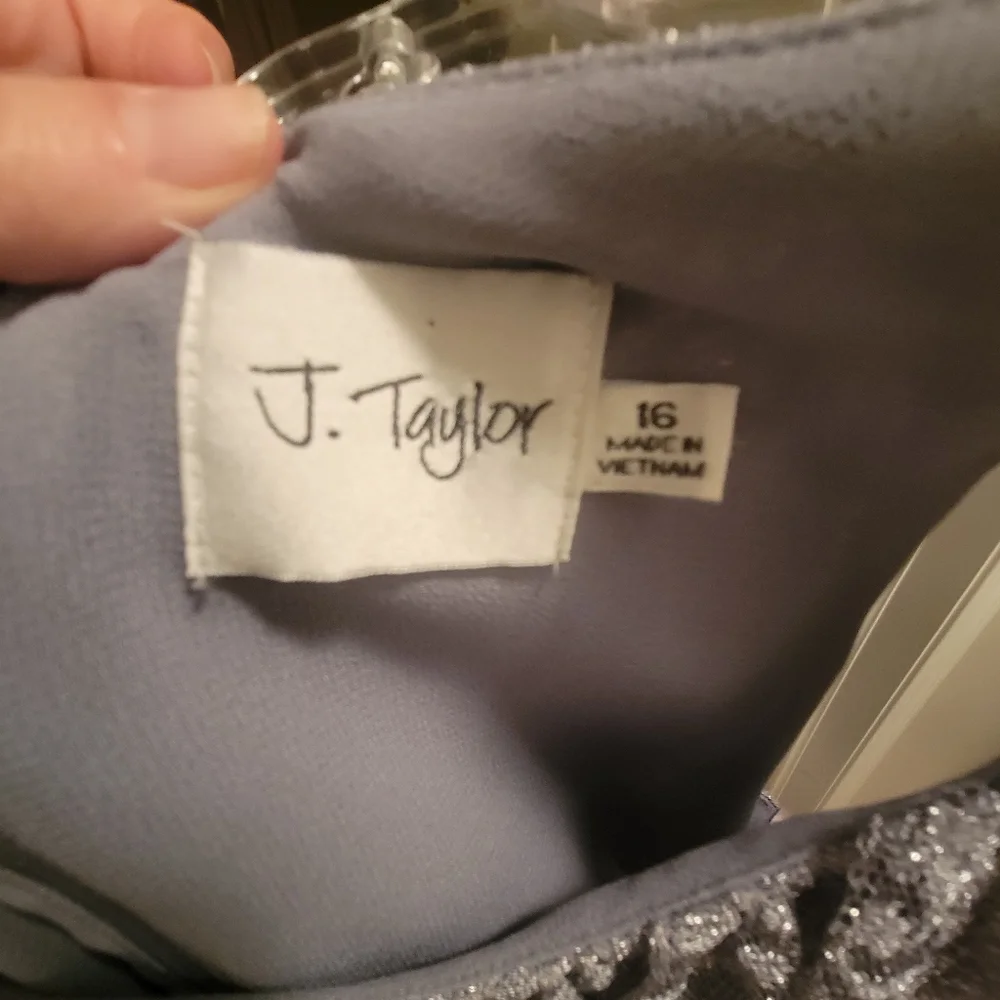 Dress - Picture 3 of 3